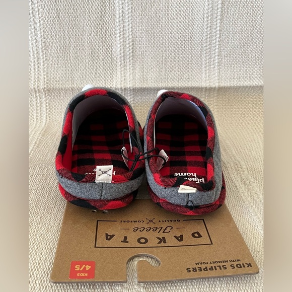 Dakota Kids Slippers. Size: 4/5 - Picture 6 of 8